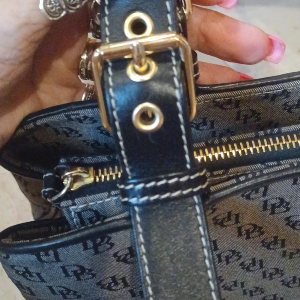 Classy Dooney & Bourke Signature Shoulder Bag - Picture 3 of 16